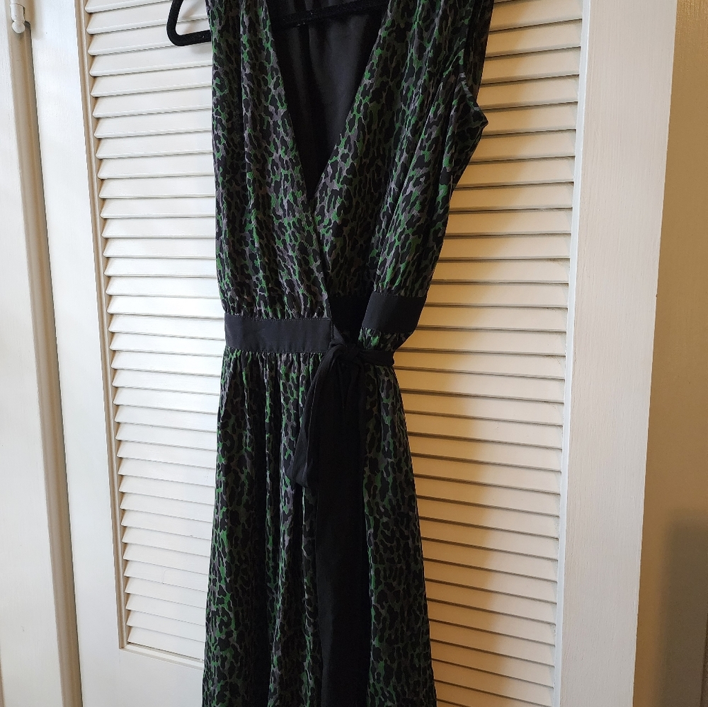 VGUC- DKNYC Sleeveless Wrap Dress in Animal Print; Green Sz: S - Picture 5 of 11